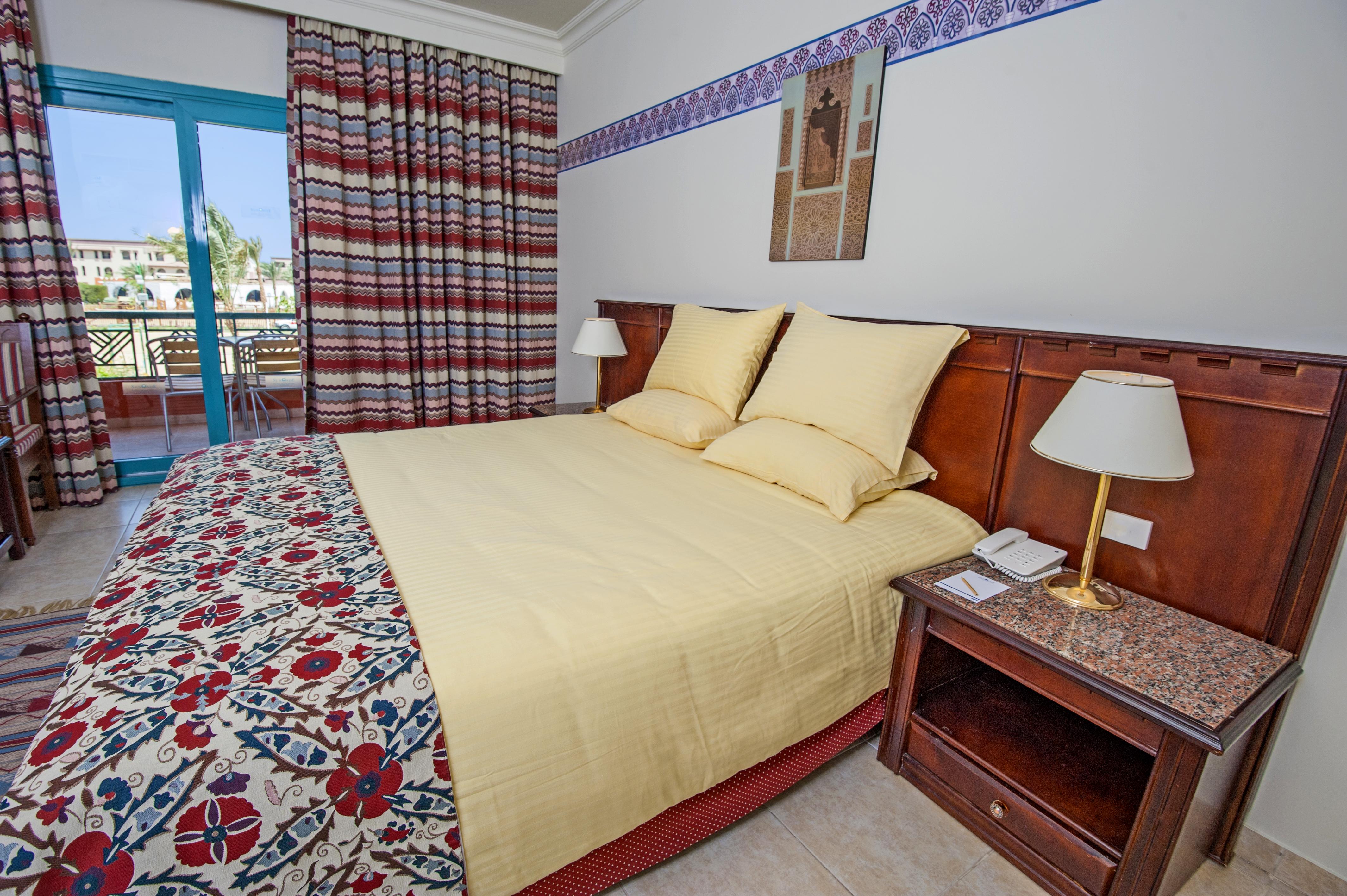 Sunrise Garden Beach Resort Hurghada Esterno foto A bedroom in a hotel