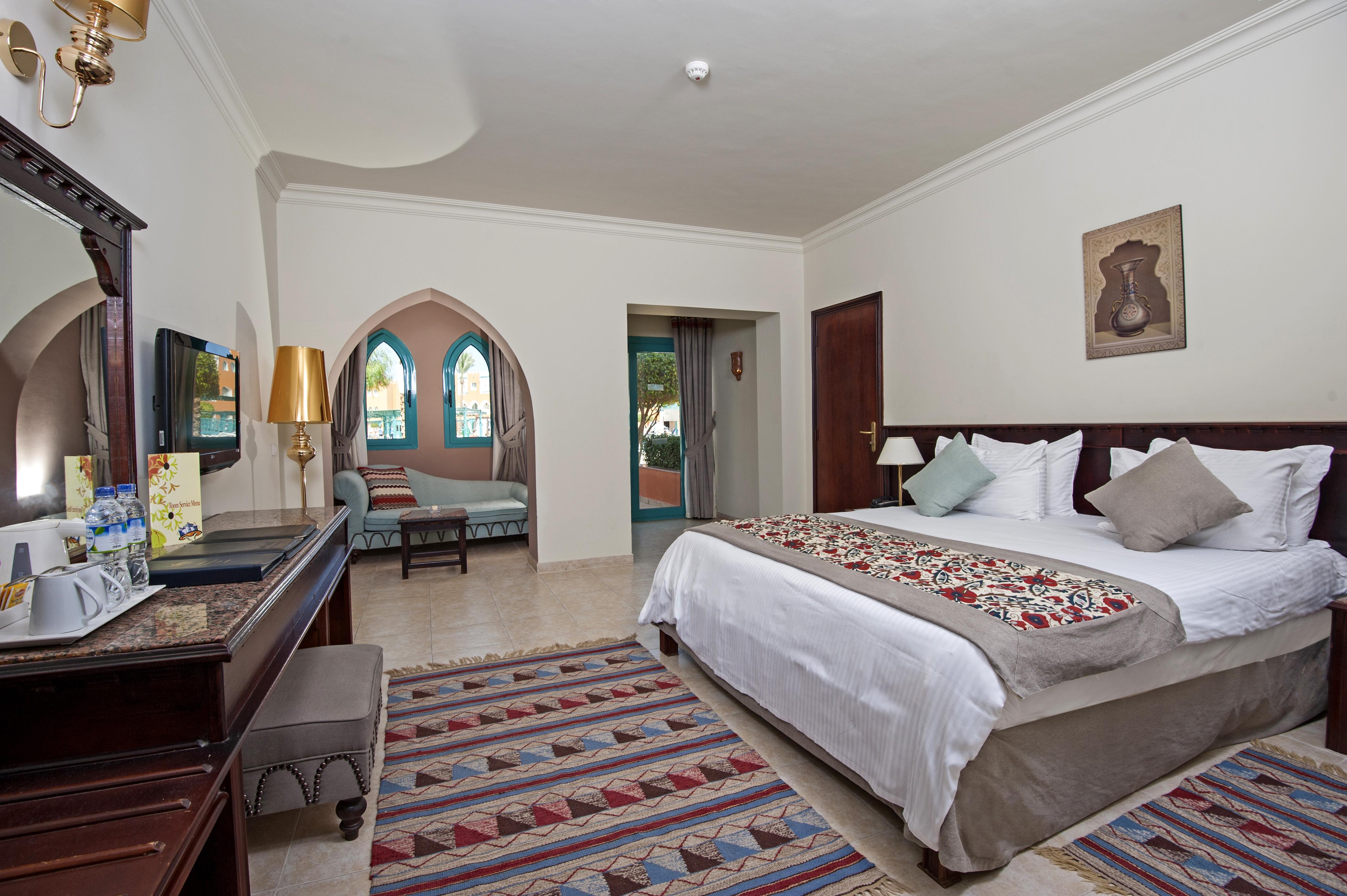 Sunrise Garden Beach Resort Hurghada Esterno foto A room at the Hilton Luxor