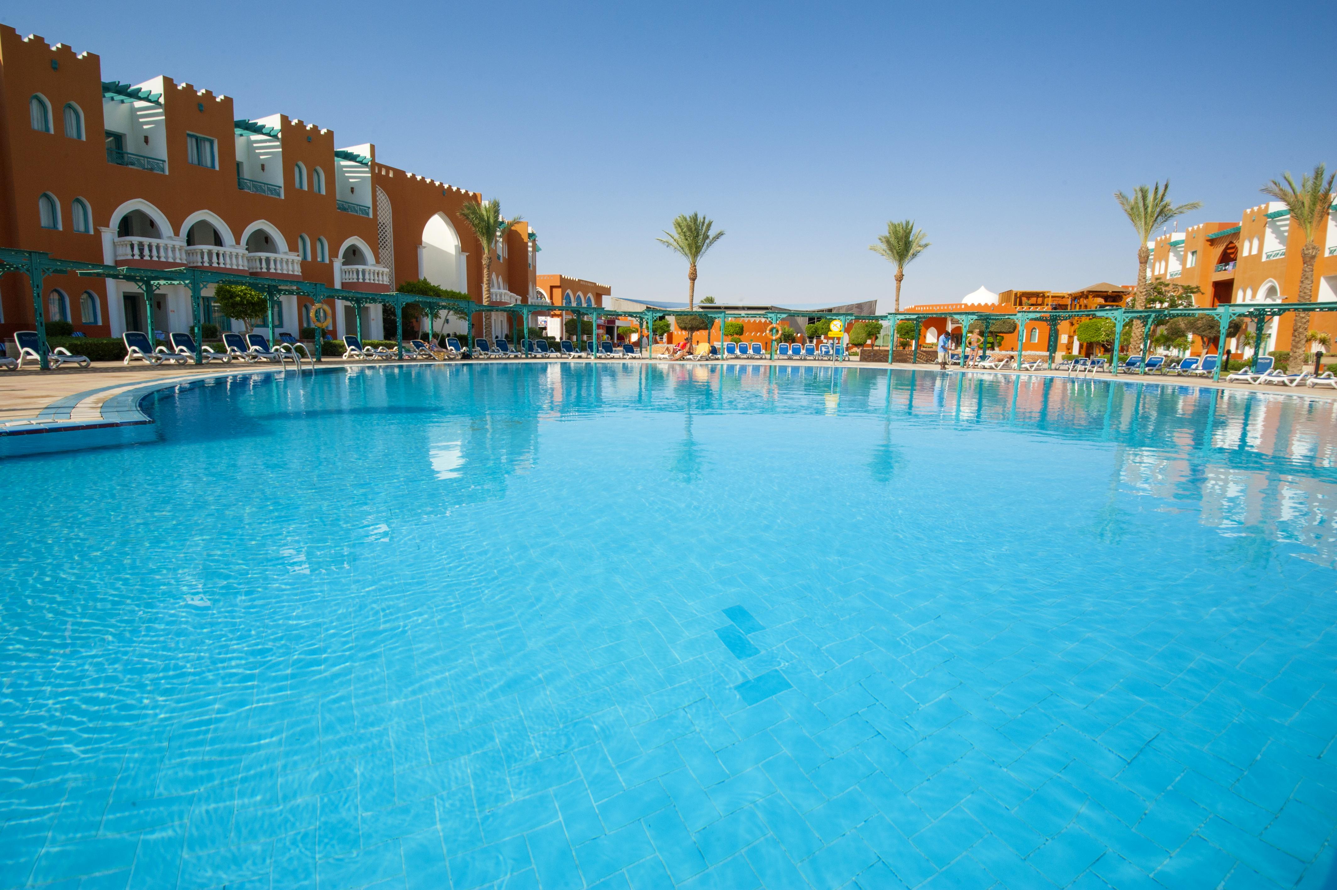 Sunrise Garden Beach Resort Hurghada Esterno foto A resort in Egypt
