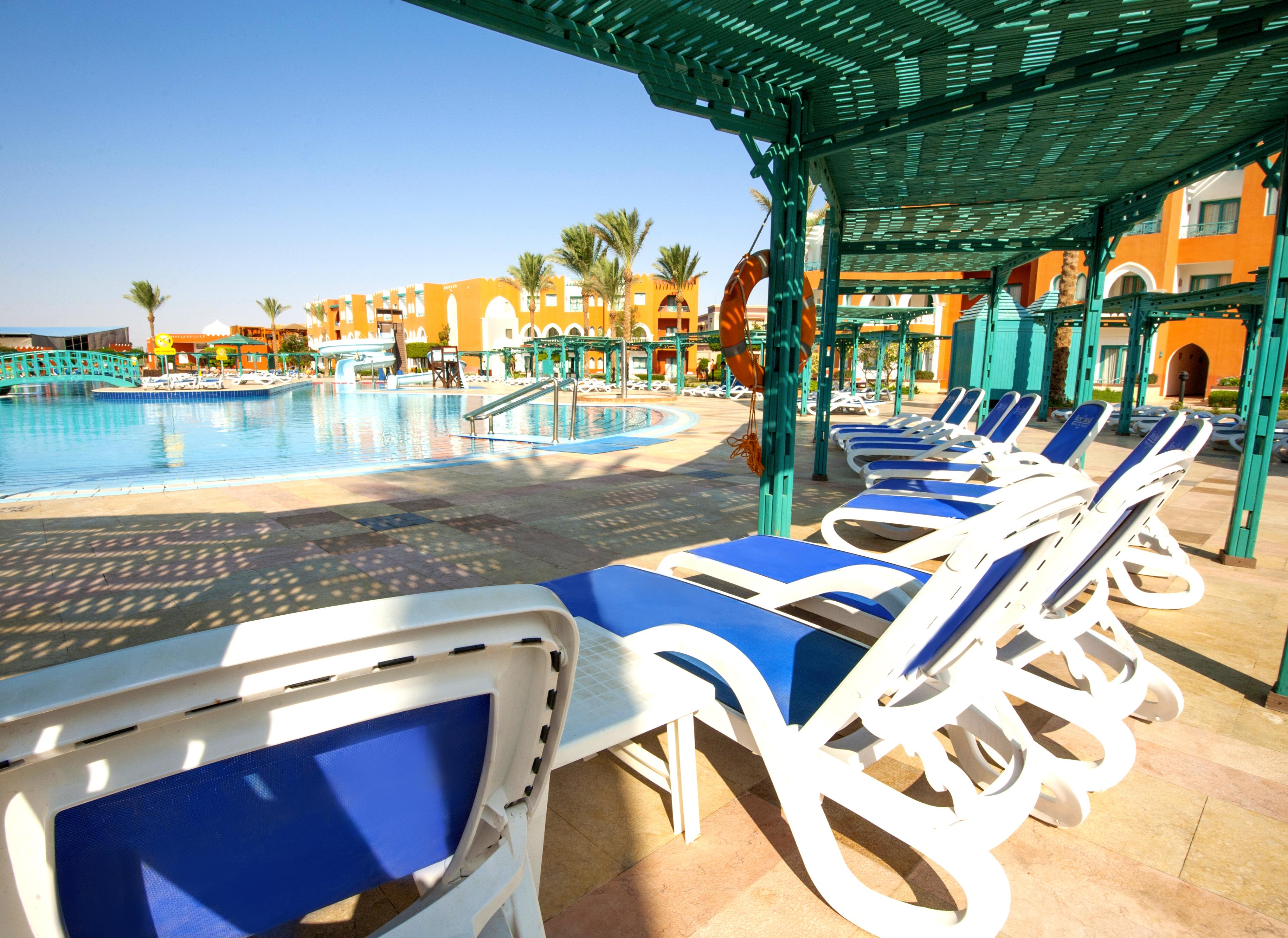 Sunrise Garden Beach Resort Hurghada Esterno foto A pool at a hotel in Egypt