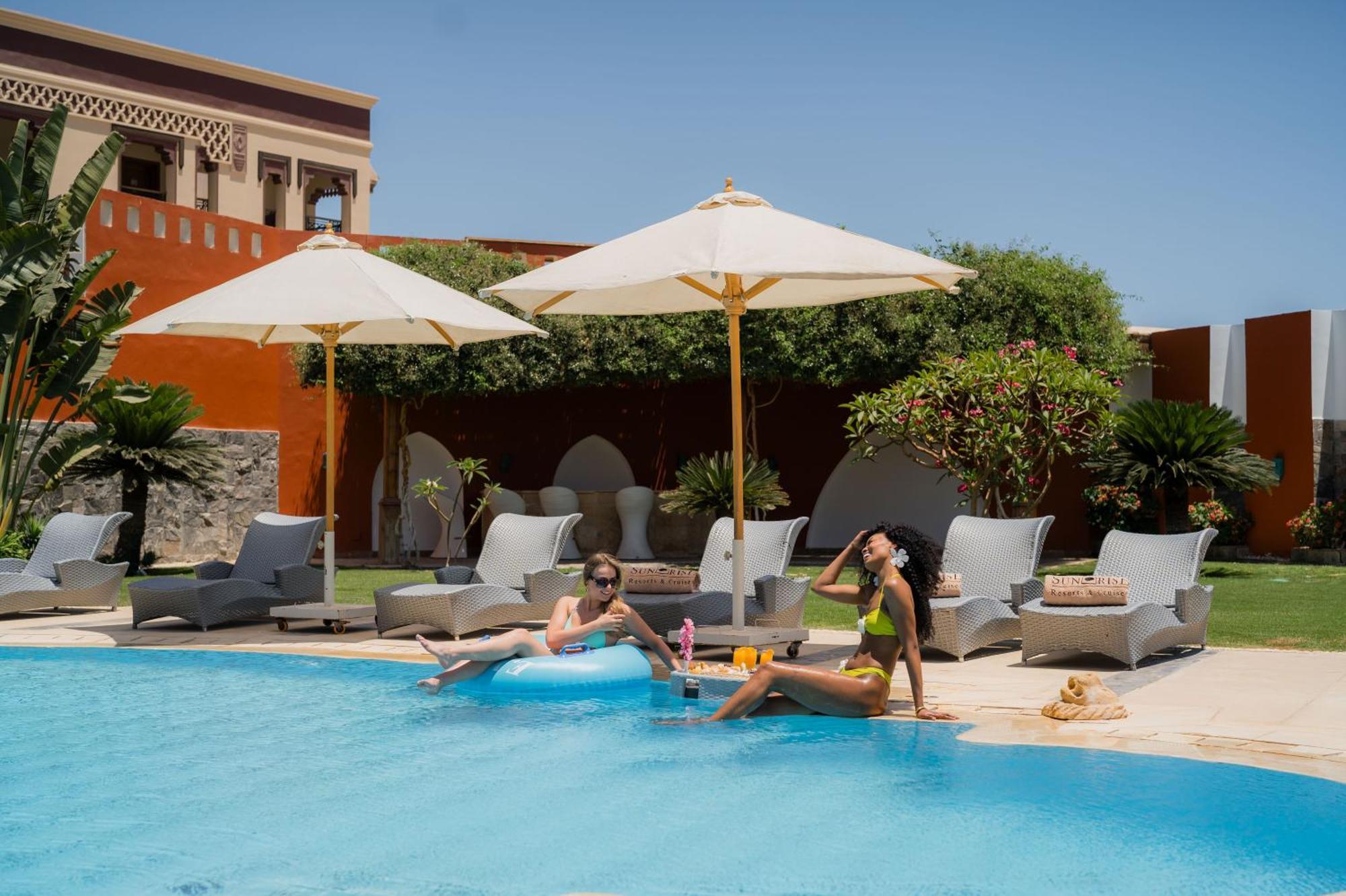 Sunrise Garden Beach Resort Hurghada Esterno foto The swimming pool at the hotel