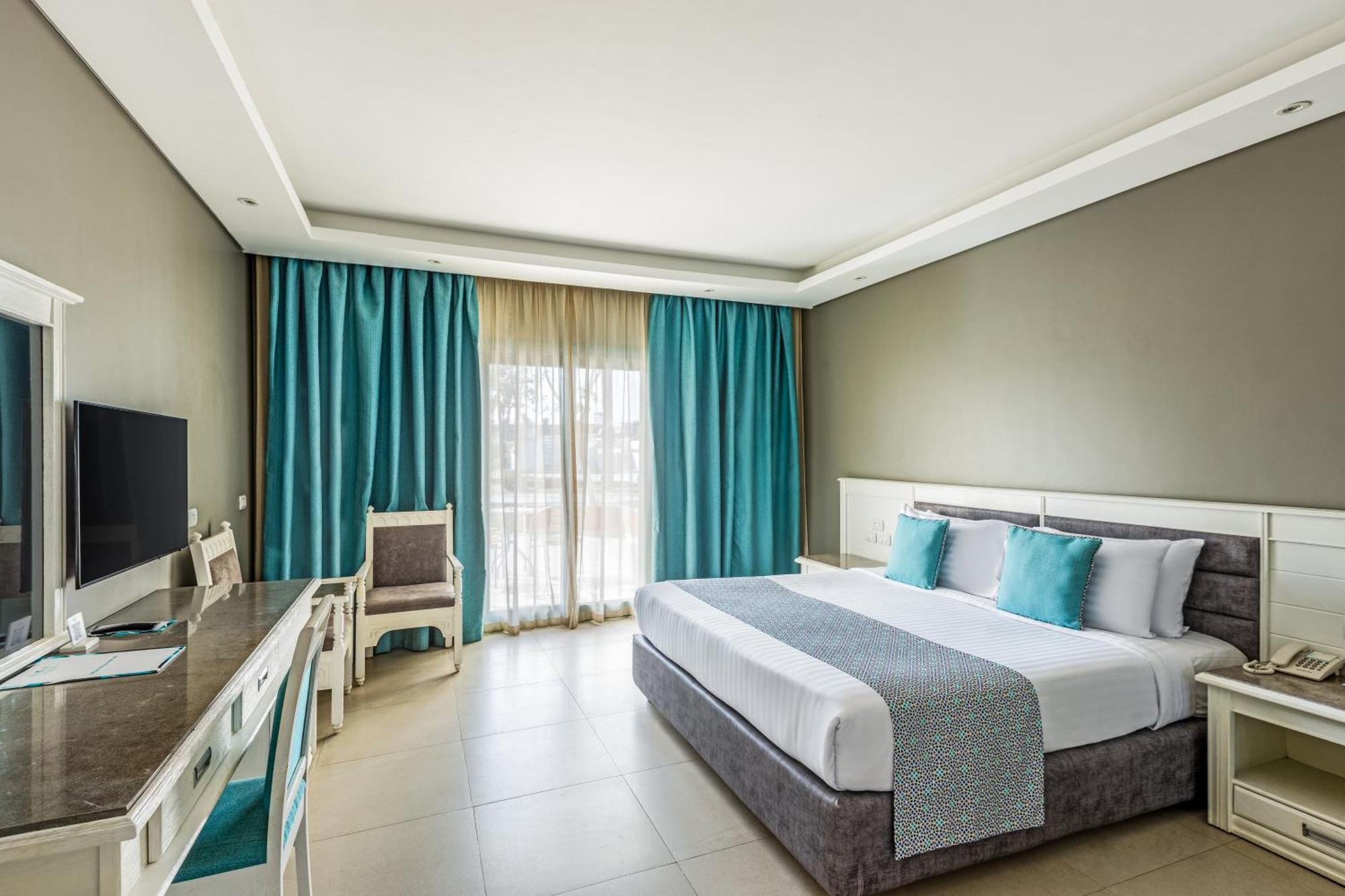 Sunrise Garden Beach Resort Hurghada Esterno foto A room at the hotel