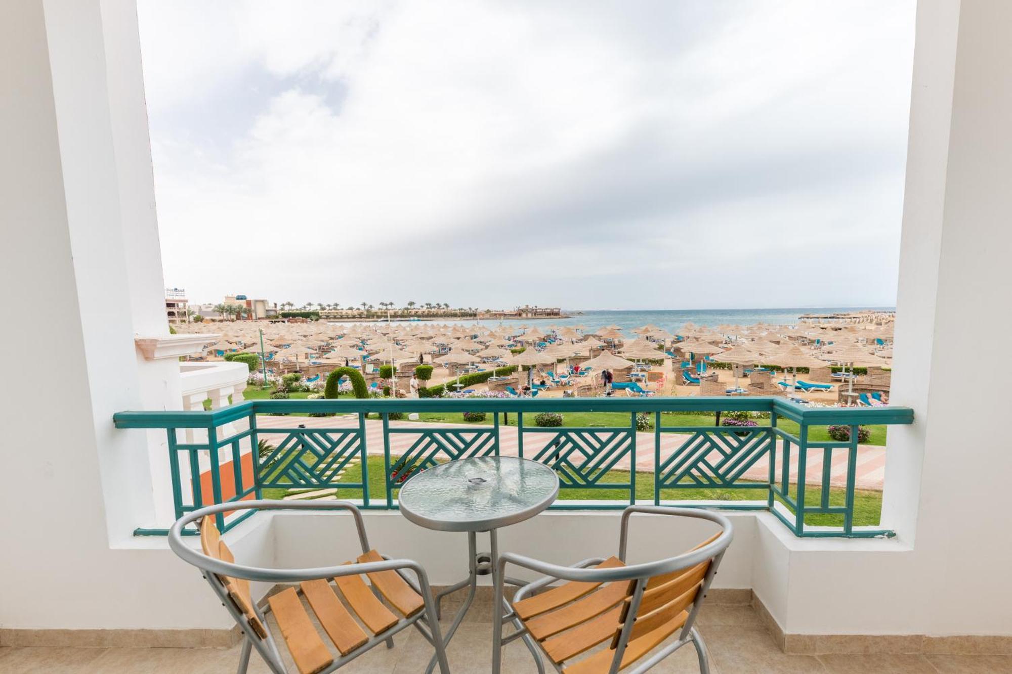 Sunrise Garden Beach Resort Hurghada Esterno foto A balcony in Egypt