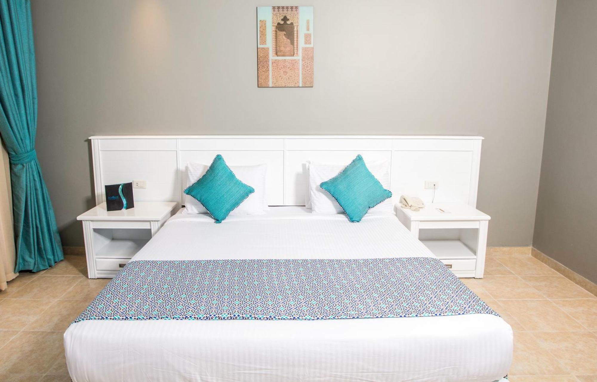 Sunrise Garden Beach Resort Hurghada Camera foto A bed with a mattress