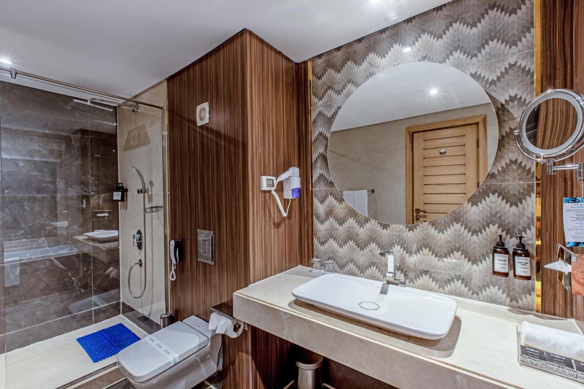 Sunrise Garden Beach Resort Hurghada Camera foto A modern bathroom