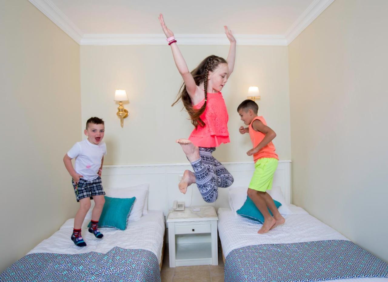 Sunrise Garden Beach Resort Hurghada Esterno foto Children jumping on a bed