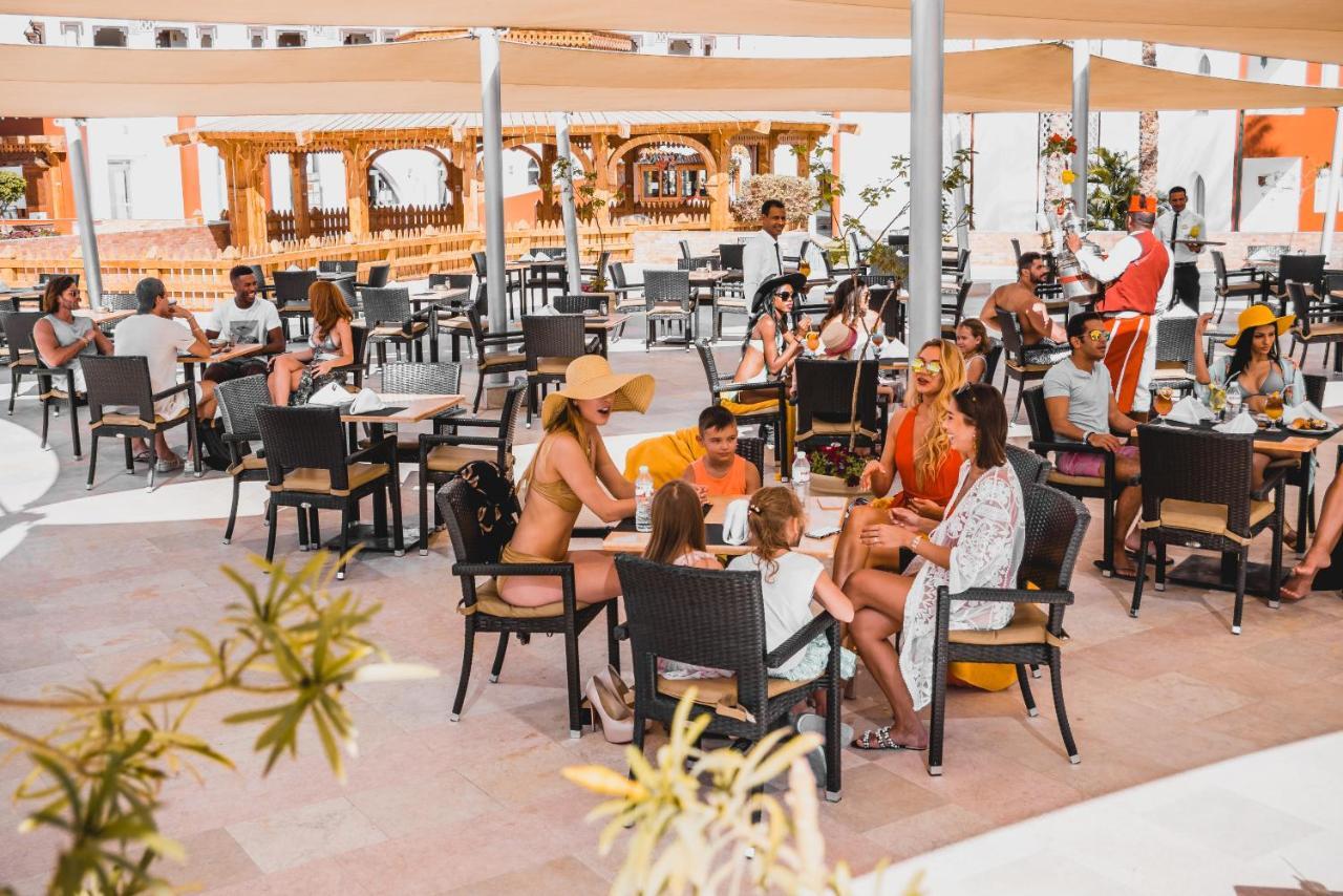 Sunrise Garden Beach Resort Hurghada Esterno foto The restaurant at the beach