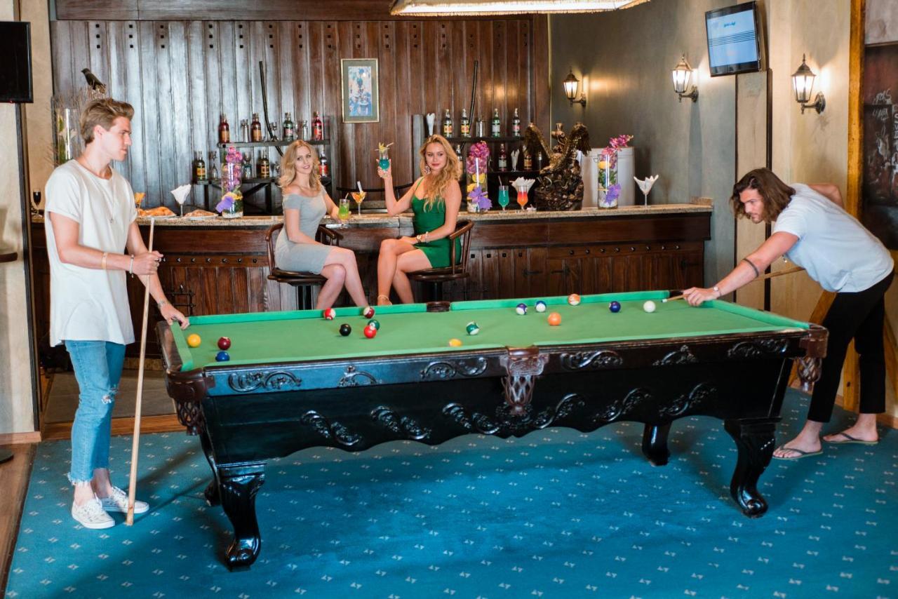 Sunrise Garden Beach Resort Hurghada Esterno foto Pool table