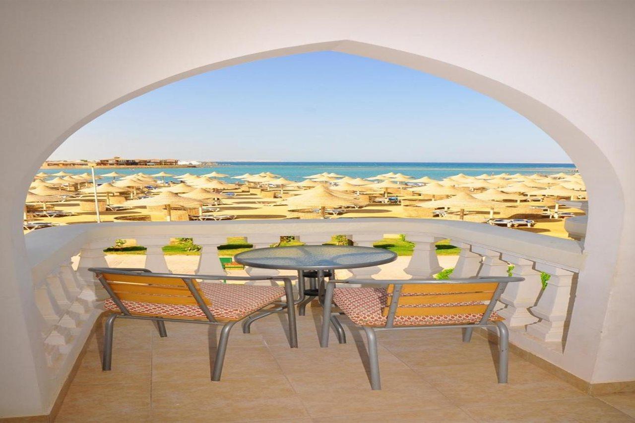 Sunrise Garden Beach Resort Hurghada Esterno foto View from a balcony