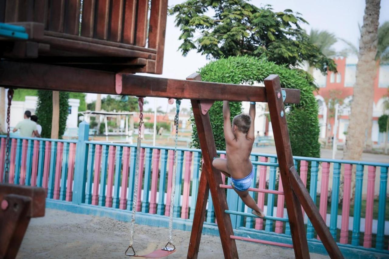 Sunrise Garden Beach Resort Hurghada Esterno foto A child playing on a jungle gym