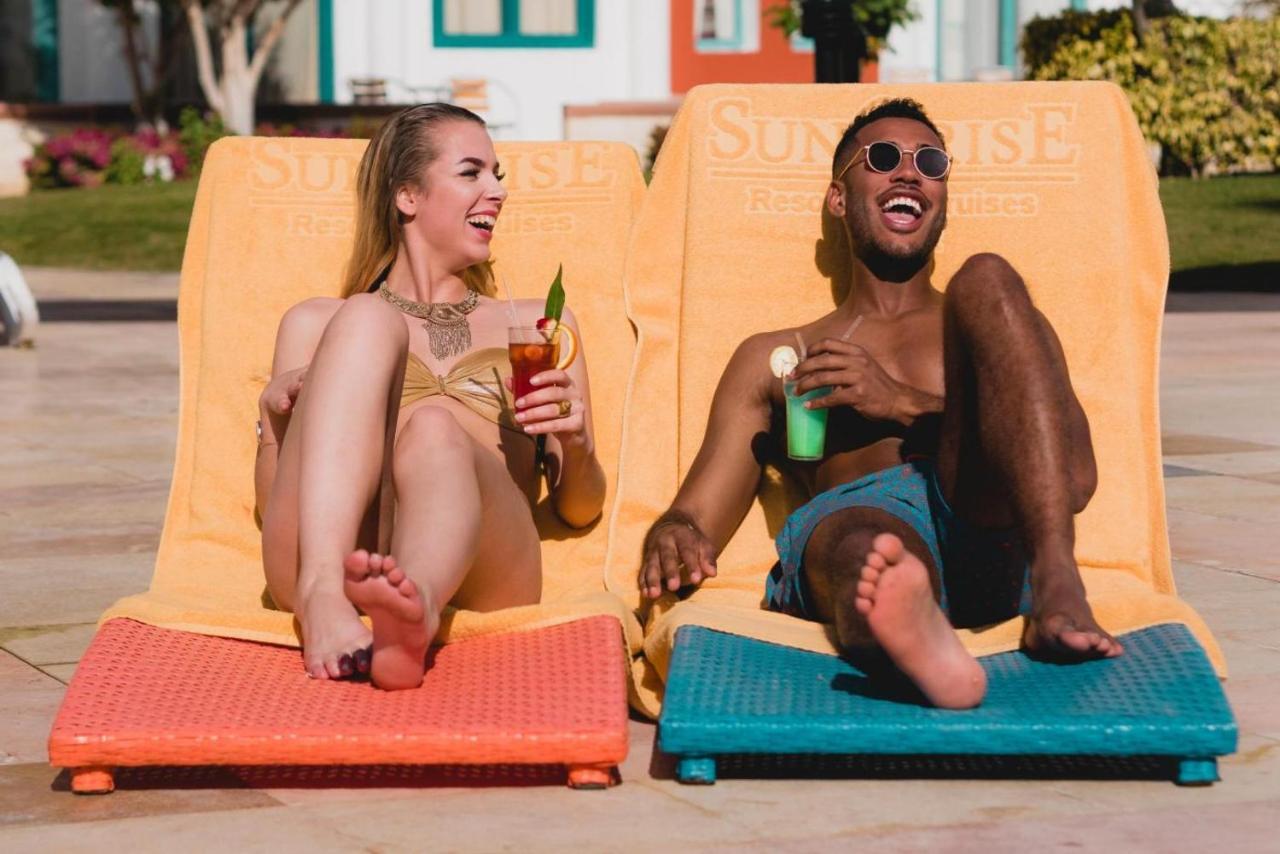 Sunrise Garden Beach Resort Hurghada Esterno foto A couple sunbathing