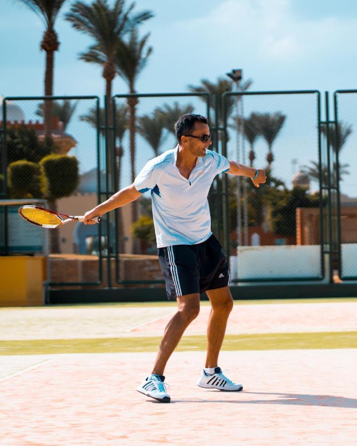 Sunrise Garden Beach Resort Hurghada Esterno foto A player in action